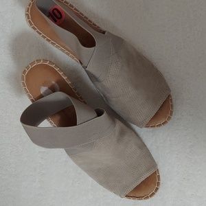 Gentle Souls women's tan sandals, size 10.